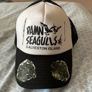 Men’s Damn Seagulls poop Galveston island funny novelty hat.